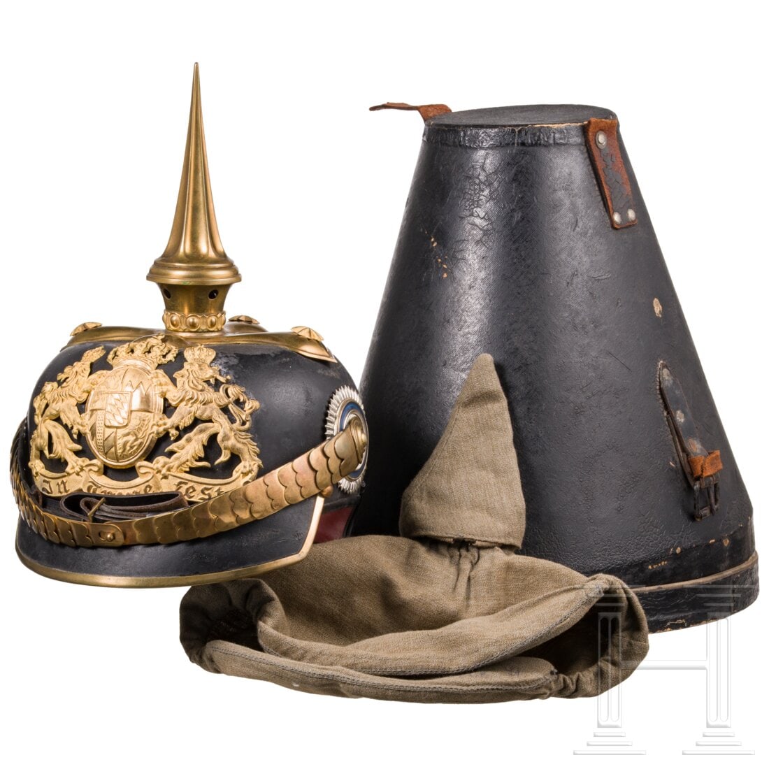 A helmet M 1886 for with the fieldgrey cover: A helmet M 1886 for with the fieldgrey coverSchwarz lackierte Lederglocke (etwas eingesunken, stellenweise rau) mit eckigem Vorderschirm und schön vergoldeten Messingbeschlägen. Stirnseitig versplin