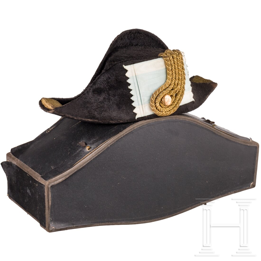Official Max Reischl - a bicorne for civil servants with original case and gloves, 1886 - 1912: Official Max Reischl - a bicorne for civil servants with original case and gloves, 1886 - 1912Steifer Korpus mit schwarzem Seidenmohairbezug, seitlich eine goldene Bouillonagraffe an goldenem Knopf mi
