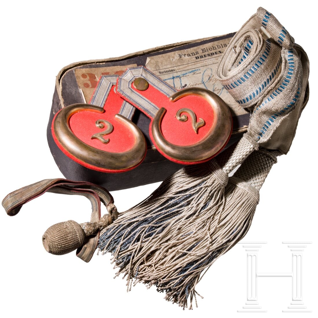 An estate of Bavarian insignias, circa 1900: An estate of Bavarian insignias, circa 1900Ein Paar schön erhaltene Epauletten für einen Leutnant mit rotem Tuch, bayerischer Tresse sowie Halbmonden und aufgelegter Ziffer aus vergoldetem Buntmetal