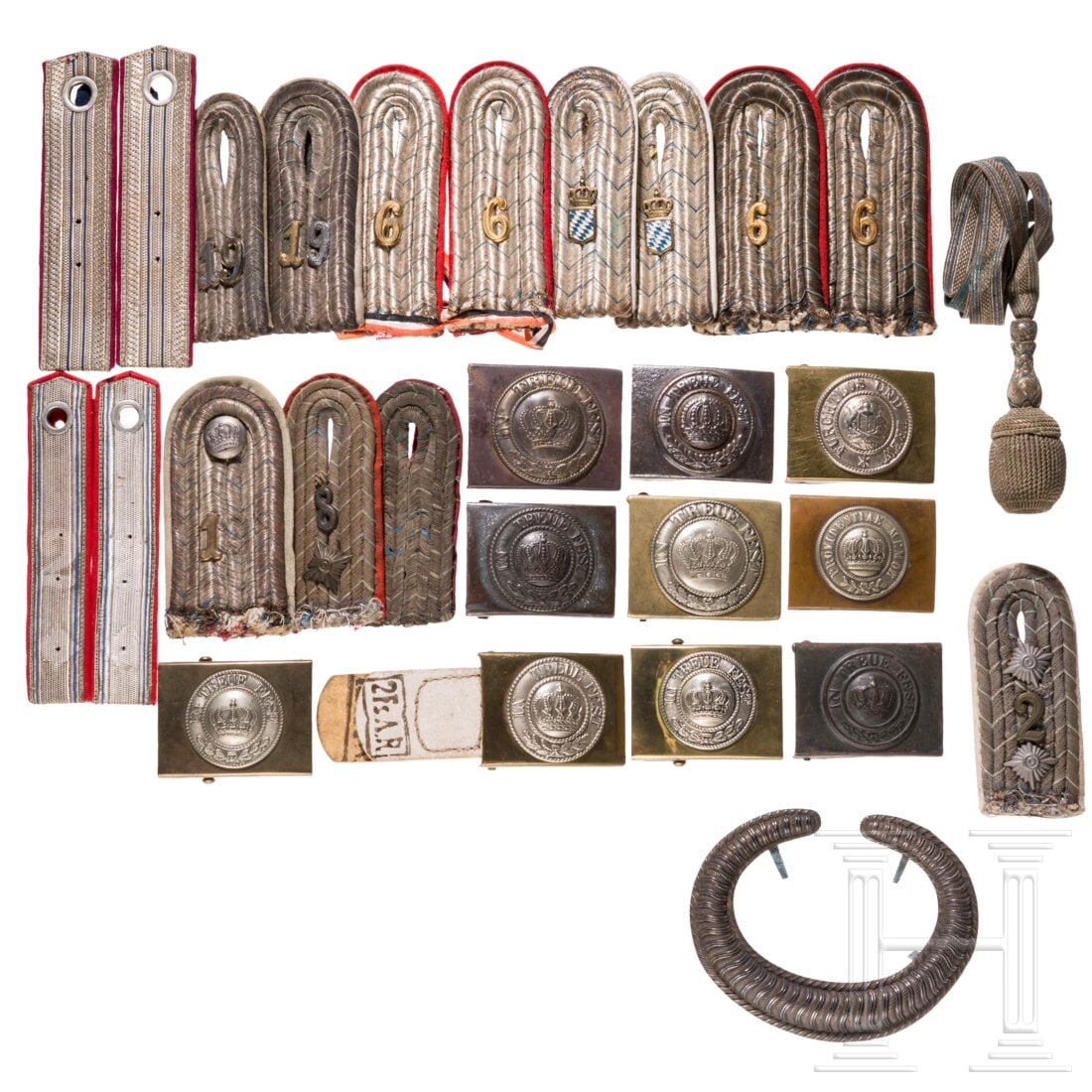 Six belt buckles and cloth insignia: Six belt buckles and cloth insigniaAcht für Angehörige der bayrischen Truppenteile, darunter zwei ältere Modelle (eines stark beschädigt), eines mit weißer Lederzunge, darauf Truppenstempel „2F