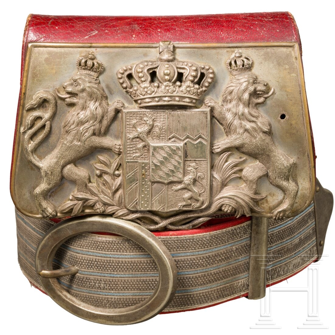 A cartouche box M 1873 and a bandolier for cavalry officers: A cartouche box M 1873 and a bandolier for cavalry officersVersilberter, geprägter Deckel (ein Löwenschwanz fehlt), feiner roter Saffianlederbezug mit Schlaufen für das Bandelier, Ausführung ohne 