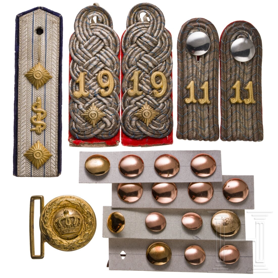 A small collection of insignias, circa 1900: A small collection of insignias, circa 1900Zwei geflochtene Schulterstücke zum Einnähen für einen Oberstleutnant mit aufgelegter Regimentschiffre „19". Zwei Schulterstücke zum Einschlaufen für 