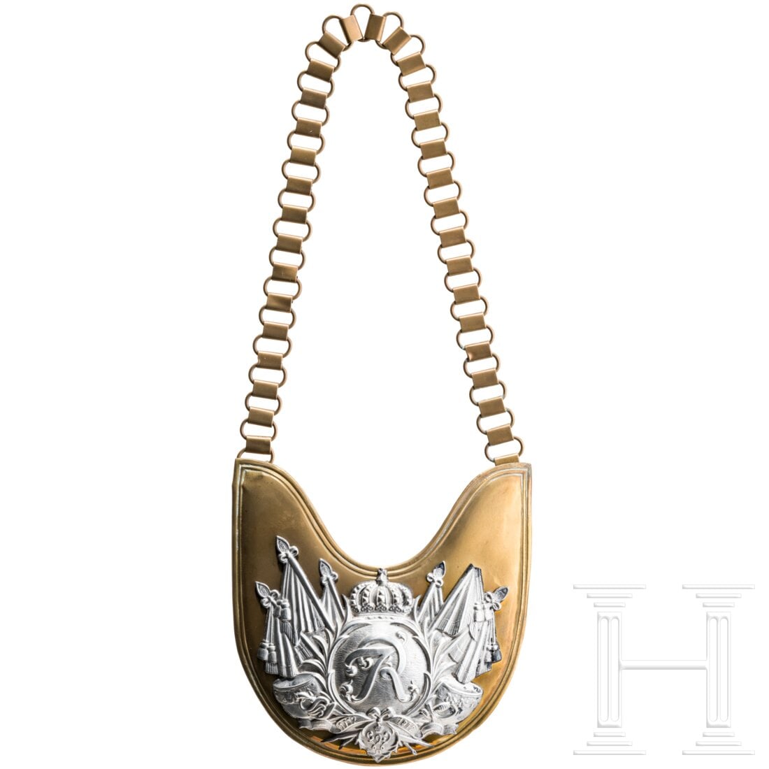 A gorget for enlisted men of the German Garde du Corps Regiment: A gorget for enlisted men of the German Garde du Corps RegimentSammleranfertigung. Geprägtes Buntmetall, vierfach verschraubte Trophäenkartusche aus weißem Metall mit Chiffre „FR" unter Krone sow