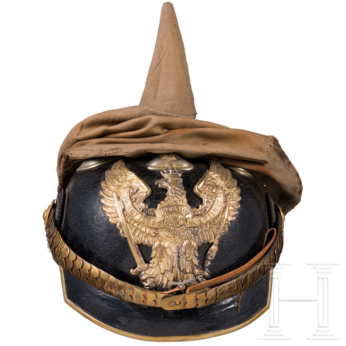 A helmet for officers of the dragoon regiments, circa 1910: A helmet for officers of the dragoon regiments, circa 1910Korpus aus schwarz lackiertem Leder (krakeliert, Hitzespuren) mit Beschlägen aus gelbem und weißem Metall. Durch zwei Lederkeile fixierter g