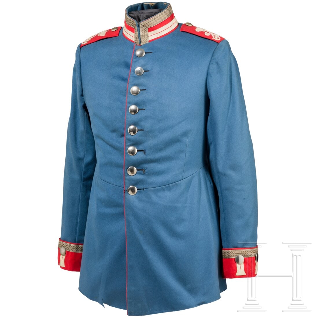 A tunic for NCO´s in the Empress Alexandra of Russia Guard Dragoon Regiment No. 2, circa 1900: A tunic for NCO´s in the Empress Alexandra of Russia Guard Dragoon Regiment No. 2, circa 1900 Feines blaues Tuch mit ponceauroten Vorstößen und Aufschlägen, weiße Gardelitze an Stehkragen und Är