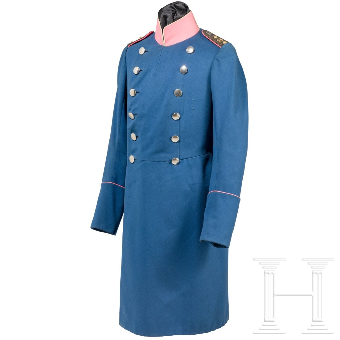 An overcoat for officers in the 3rd Silesian Dragoon Regiment No. 15, dated 1910: An overcoat for officers in the 3rd Silesian Dragoon Regiment No. 15, dated 1910Feines kornblumenblaues Tuch mit rosa Vorstößen und Stehkragen, zwei Reihen glatte silberne Knöpfe („Extra Fein"), 
