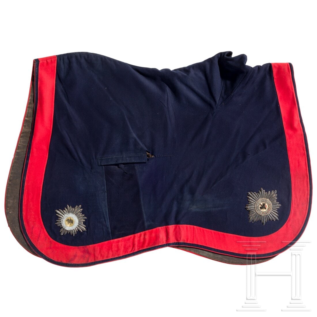 A saddlecloth for officers of the 1st Guard Uhlan Regiment: A saddlecloth for officers of the 1st Guard Uhlan RegimentFeines dunkelblaues Wolltuch mit rotem Besatzstreifen und Vorstoß, in den Ecken vier aufgelegte silberne, gestickte Gardesterne (gedunkelt, b