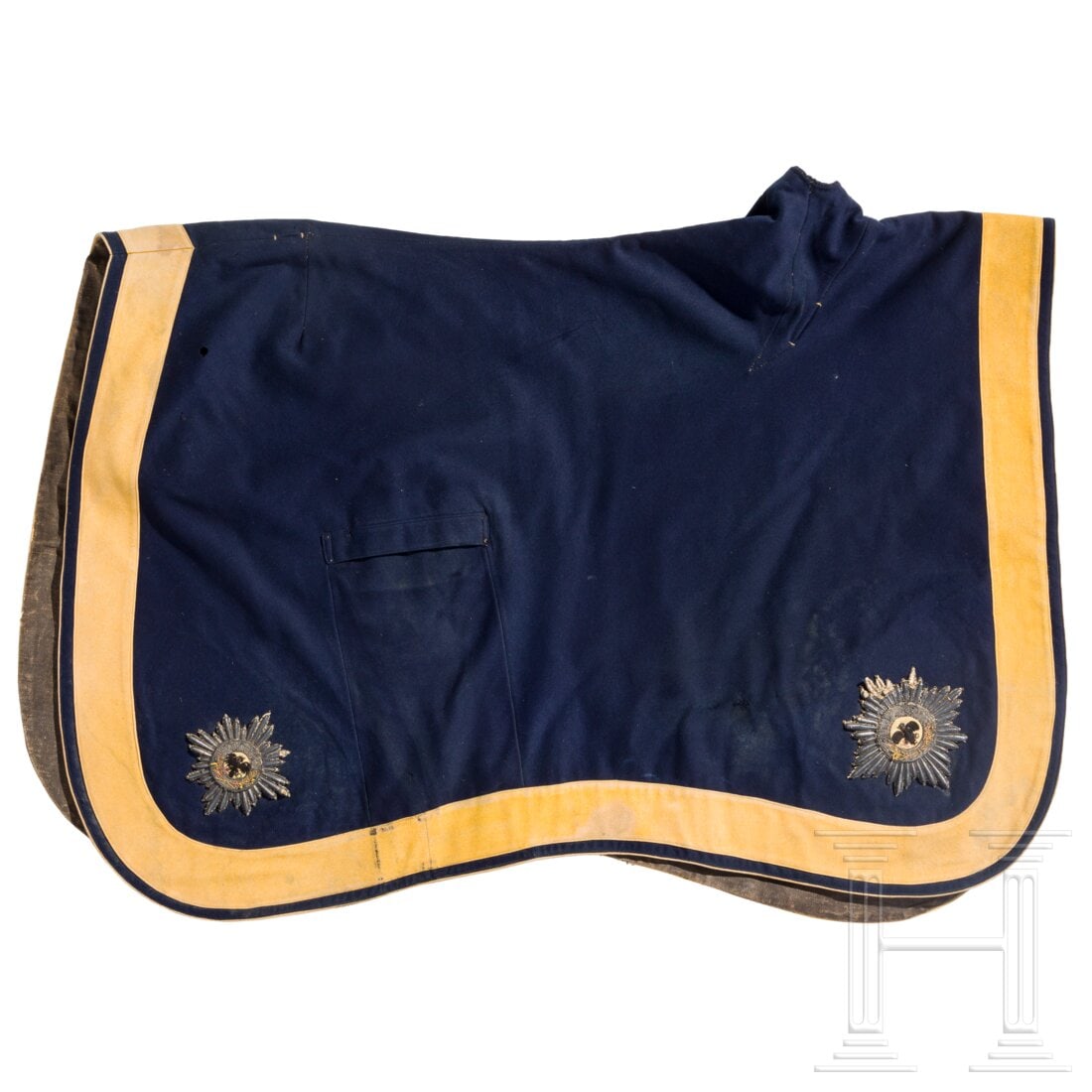 A saddlecloth for officers of the 3rd Guard Uhlan Regiment: A saddlecloth for officers of the 3rd Guard Uhlan RegimentFeines dunkelblaues Wolltuch mit gelbem Besatzstreifen und Vorstoß, braune Lederriemchen, in den Ecken vier aufgelegte silberne, gestickte Ga