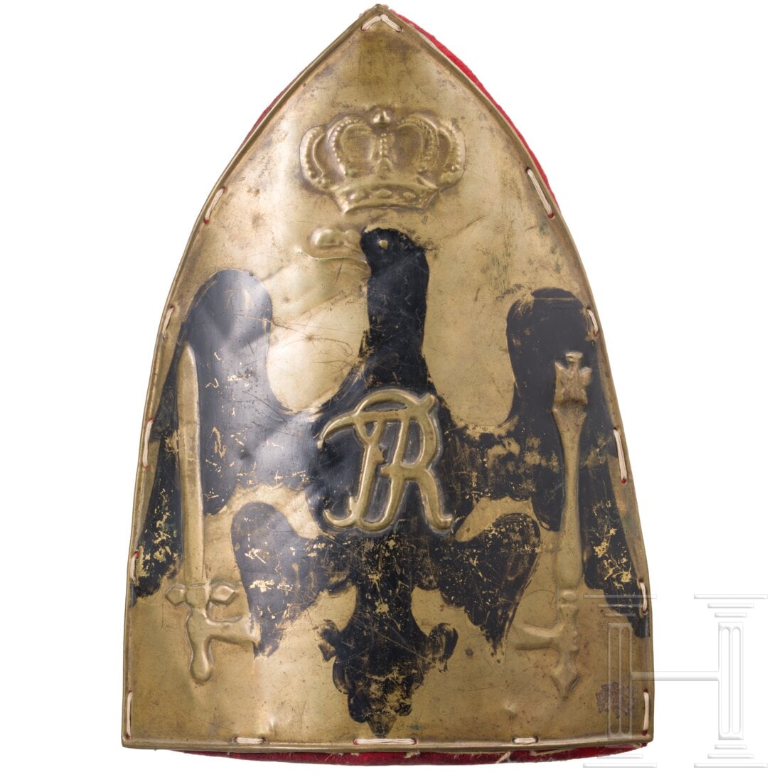 A grenadier cap badge, 19th century: A grenadier cap badge, 19th centuryTraditionsfertigung. Geprägtes, gewölbtes Messingblech (Dellen) mit schwarz lackiertem preußischen Adler. Angenähtes ponceaurotes Tuchfutter (kleine Löcher und 