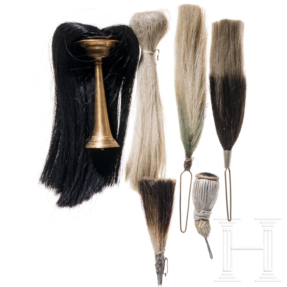 A collection of parade bushes and hairpieces: A collection of parade bushes and hairpiecesEin glatter vergoldeter Trichter mit gerändelter Deckplatte und schwarzem Rosshaarbusch. Ein weißer Rosshaarbusch ohne Trichter. Ein scharzweißer Haarstu