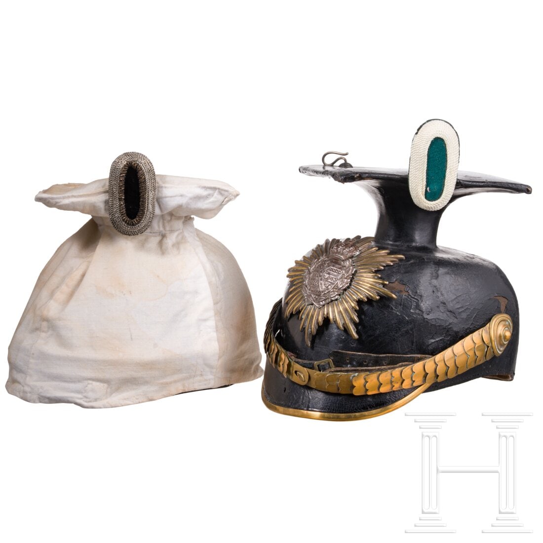 A Saxon czapka and a cover, circa 1900-1918: A Saxon czapka and a cover, circa 1900-1918Zusammengestellt aus alten und neuen Teilen. Schwarz lackierter Lederkorpus (krakeliert, Druckstellen, vereinzelt Abrieb und Nachschwärzungen). Vorderschirm