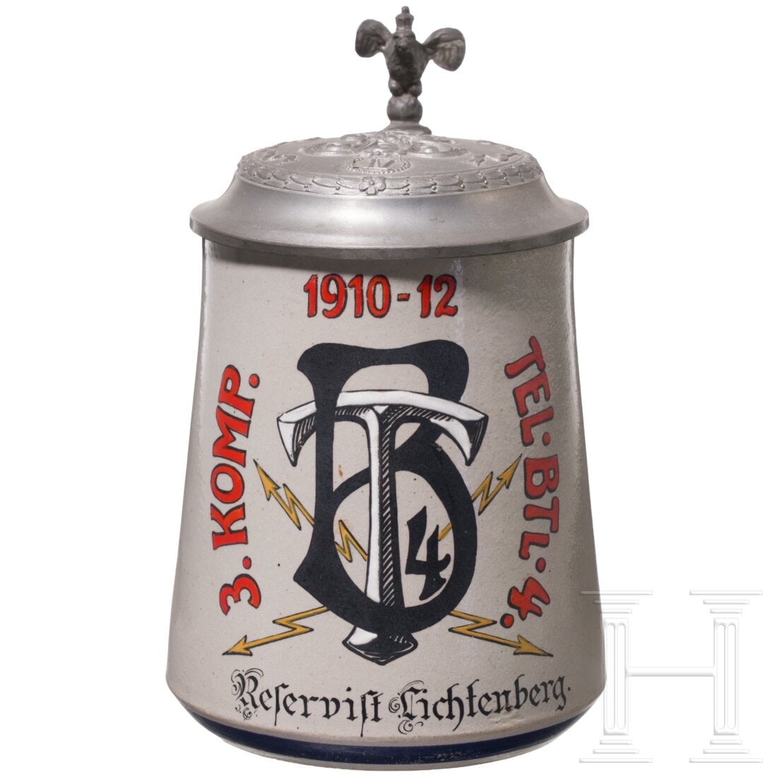 A reservist mug of the "Telegraphen-Bataillon Nr. 4": A reservist mug of the "Telegraphen-Bataillon Nr. 4"Halbliter-Steinzeugkrug, schauseitig mit farbigem Dekor (partiell leicht berieben), Namensleisten, Datierung „1910 - 1912". Adlerdrücker, Zinndec