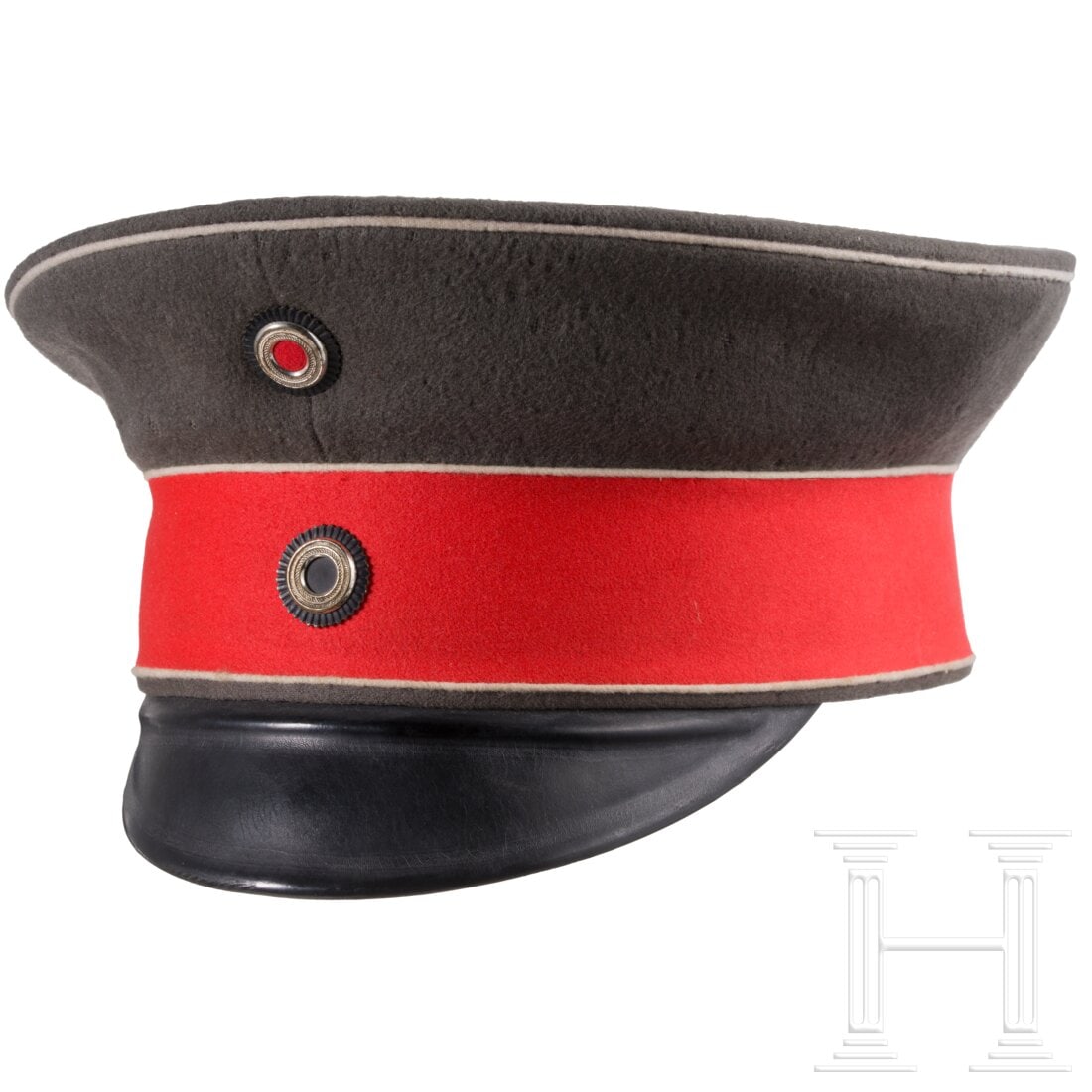 A field visor cap for officers, circa 1914: A field visor cap for officers, circa 1914Hohe Form. Deckel aus feinem feldgrauen Tuch, ponceauroter Bund, weiße Vorstöße, beide Kokarden aus lackiertem Blech, schwarzer Lackschirm. Glattes weißes