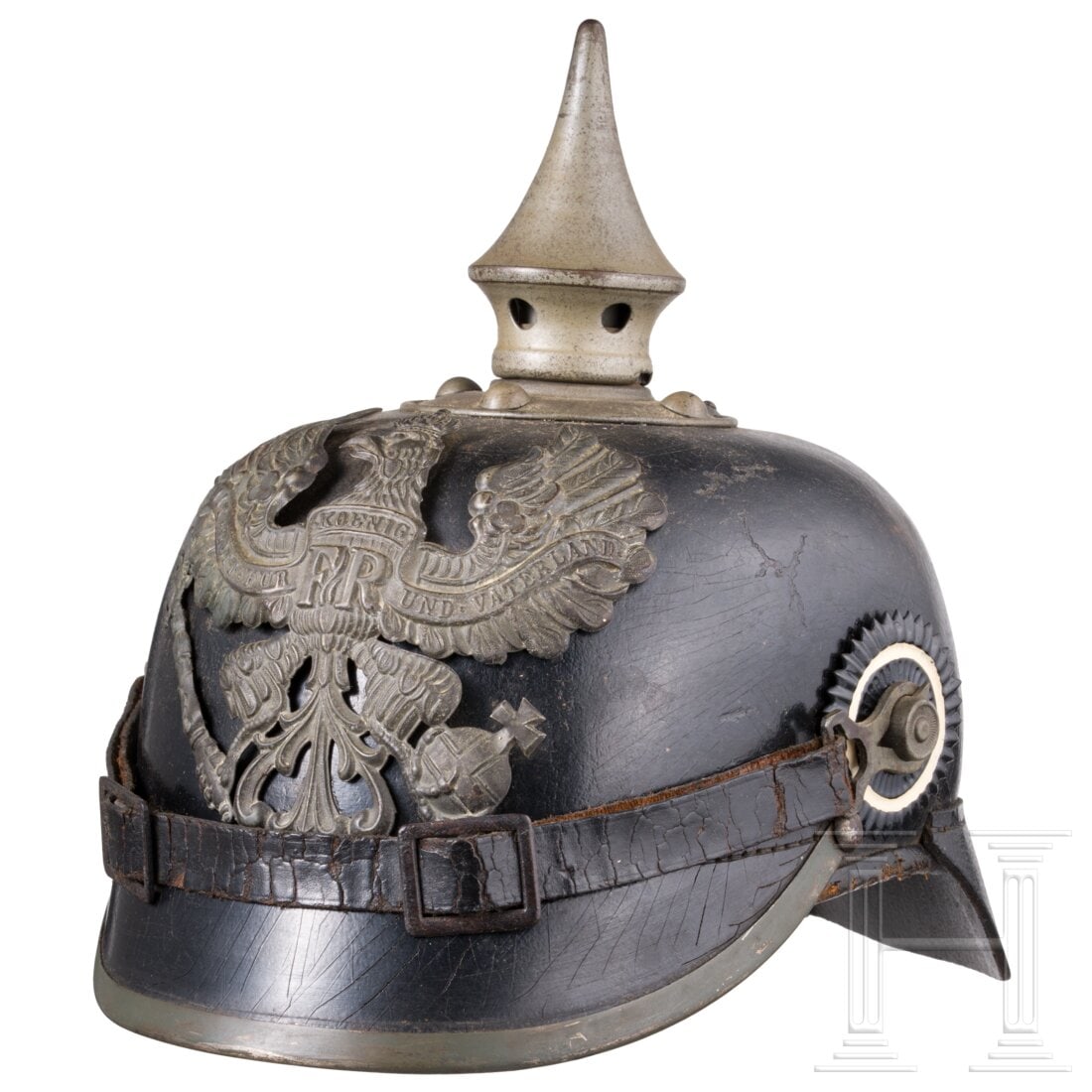 A helmet M 1915 for line infantery men, dated 1916: A helmet M 1915 for line infantery men, dated 1916Schwarz lackierte Lederglocke (krakeliert, kleine nachgeschwärzte Abriebstellen) mit grauen Eisenbeschlägen. Durch Lederkeile befestigter Linienadle