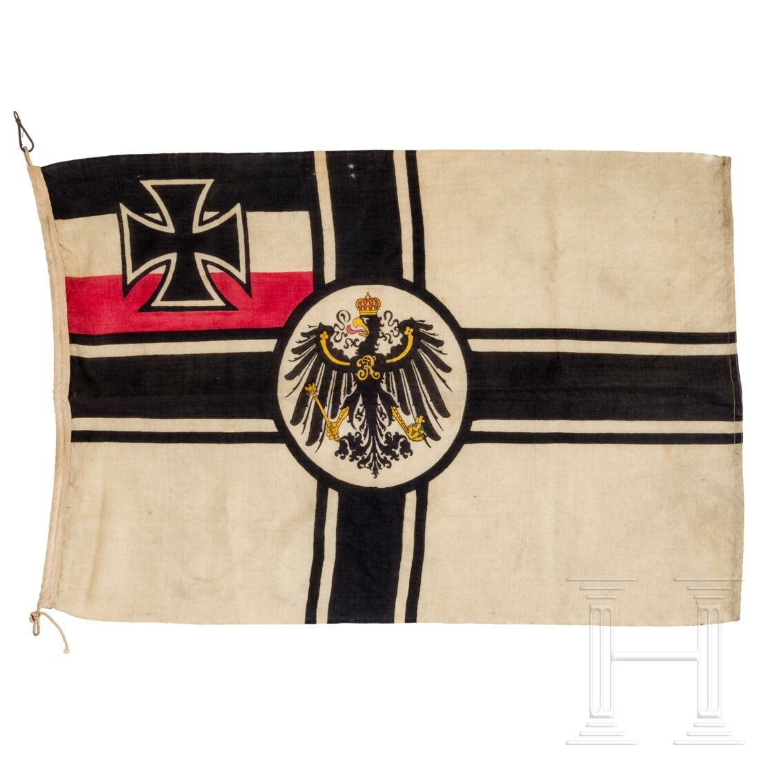 An imperial war flag: An imperial war flagBeidseitig farbig bedrucktes Fahnenleinen, die Verstärkungskante mit vernähtem Befestigungskarabiner und -leine, keine Stempel. Kleine Mottenschäden. Maße ca. 60 x 100 cm. Cond