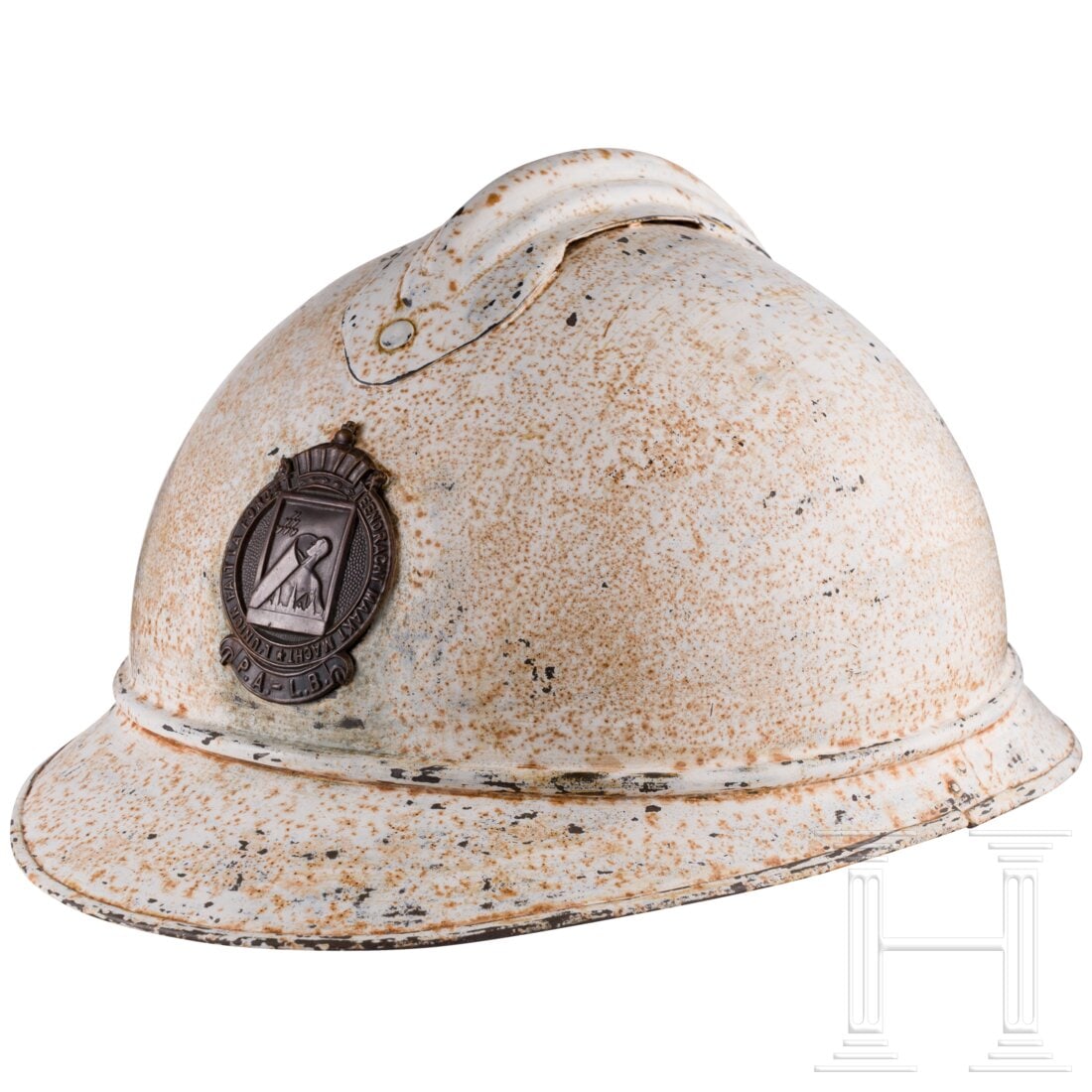 M 15 “Adrian?? helmet, reused by Belgian air defense: M 15 “Adrian” helmet, reused by Belgian air defenseWeiterverwendete, außenseitig weiß übermalte Eisenglocke mit angesetztem zweiteiligem Rand, vernietetem Verstärkungskamm und vs. aufgeleg