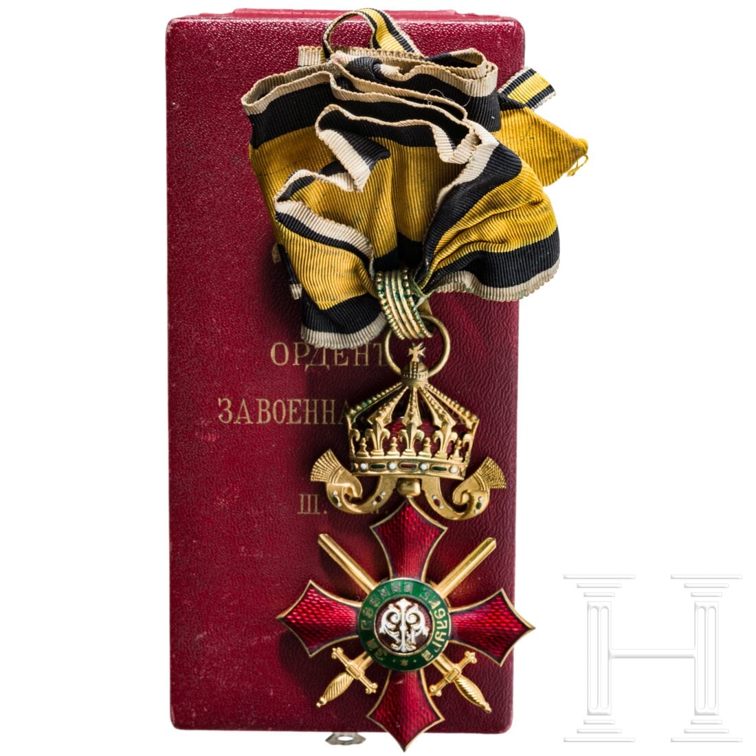 Order for Military Merit - a cased 3rd Class Cross: Order for Military Merit - a cased 3rd Class Cross Das Komturkreuz beweglich an der eckigen Zarenkrone mit auffliegenden, geprägten Pendilien befestigt, vergoldet und beidsetig emailliert. Unpunziert