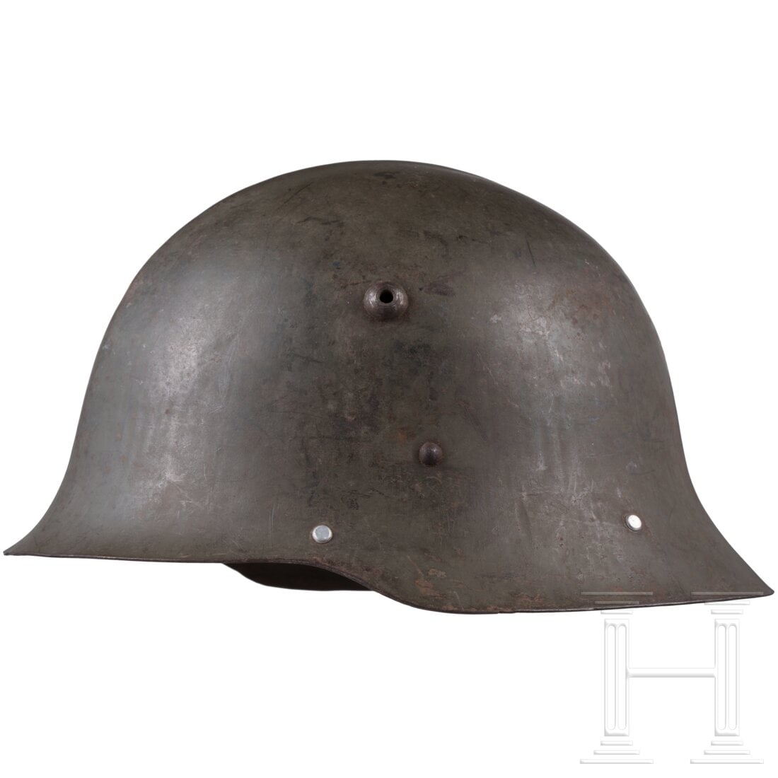An early Bulgarian steel helmet with one decal: An early Bulgarian steel helmet with one decalFrüher Helm mit Originallackierung, das Wappenschild (Bulgarien) zu 85 % erhalten, komplett mit Kinnriemen und Innenfutter. Trage- und Gebrauchsspuren.Co