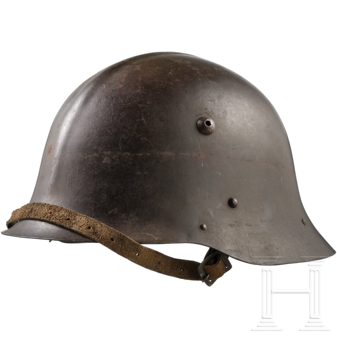 A helmet M 36 of the Bulgarian army: A helmet M 36 of the Bulgarian armyEinteilige Eisenglocke ohne Randbördelung, mit Mittelgrat und zwei Belüftungsnieten, feldgrauer Originallackierung und zu 70 % erhaltenem Wappenschild. Das Lederfu