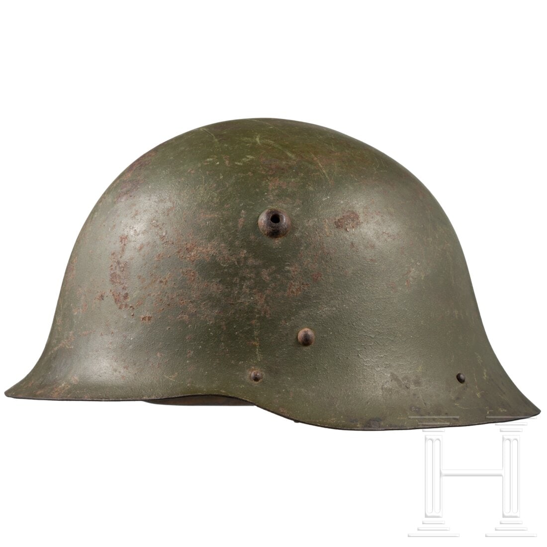 A helmet M 36 of the Bulgarian army: A helmet M 36 of the Bulgarian armyEinteilige Eisenglocke ohne Randbördelung, mit Mittelgrat und zwei Belüftungsnieten, feldgrauer Originallackierung und zu 75 % erhaltenem Wappenschild. Das Lederfu