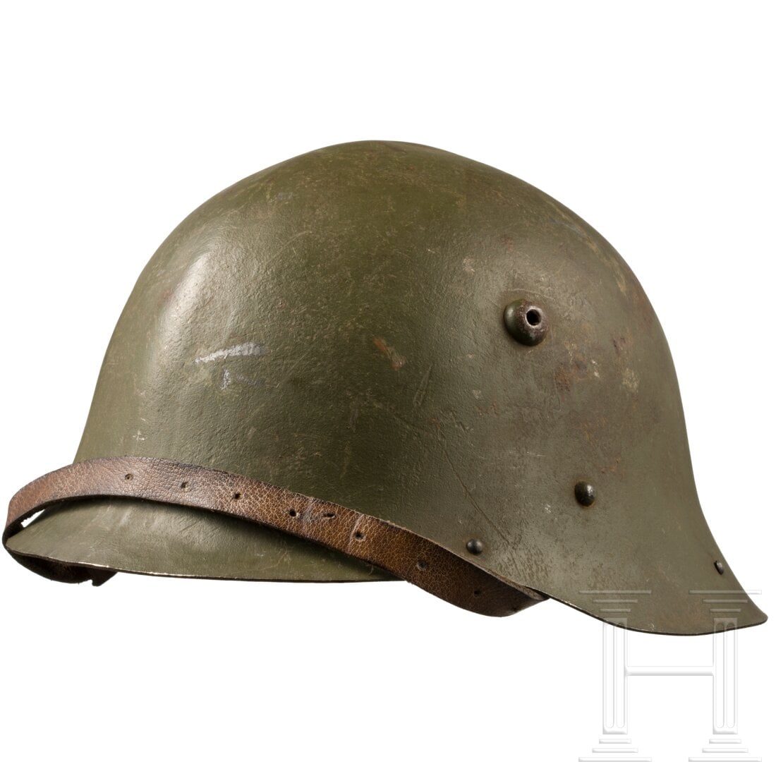 A helmet M 36 of the Bulgarian army: A helmet M 36 of the Bulgarian armyEinteilige Eisenglocke ohne Randbördelung, mit Mittelgrat und zwei Belüftungsnieten, feldgrauer Originallackierung und zu 90 % erhaltenem Wappenschild. Das Lederfu