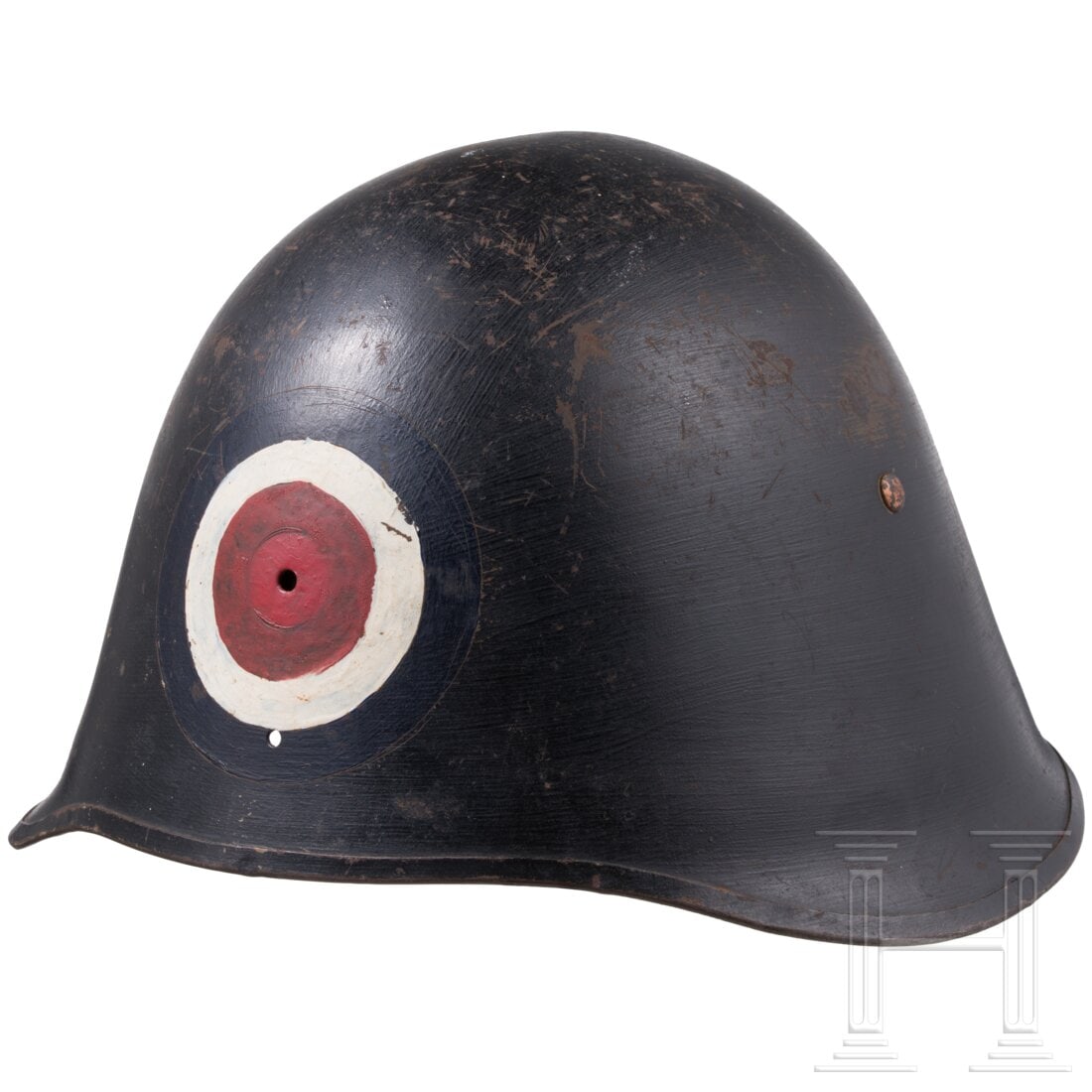 A reused Danish steel helmet M23/39: A reused Danish steel helmet M23/39Außenseitig dunkel überstrichene Eisenglocke, das Metallemblem entfernt und stattdessen eine schwarz-weiß-rote Kokarde aufgemalen. Das Lederfutter ausgetrocknet u