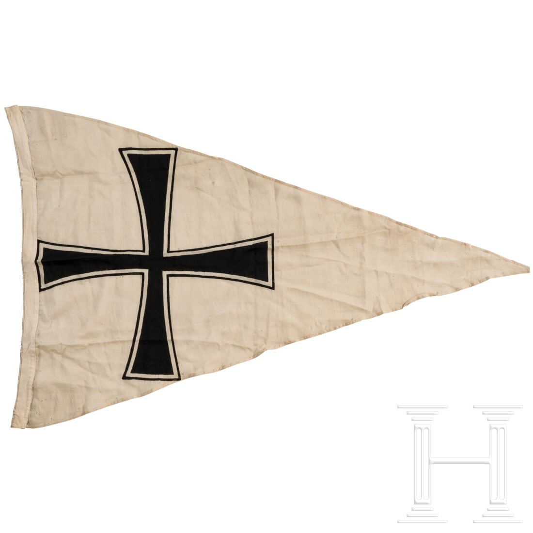 A semi-flotilla pennant of the Reichsmarine: A semi-flotilla pennant of the ReichsmarineWeißes, dreieckig geschnittenes Leinentuch, beidseitig schwarz bedruckt. Größere Ausführung, am Liek gestempelt mit Marineabnahme Weimarer Adler über go