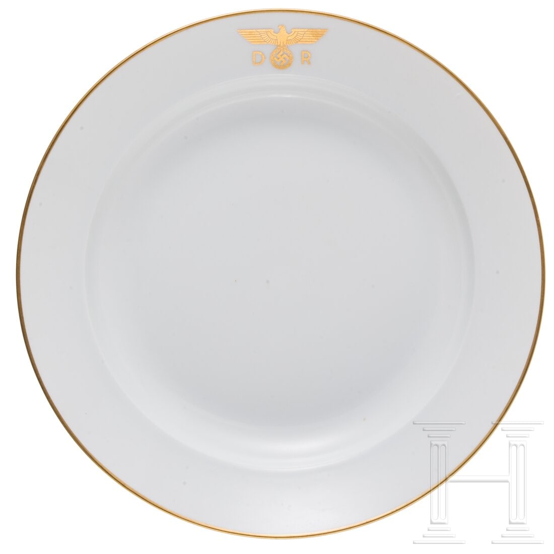 Hermann Göring - a plate from the tableware on his Sonderzug: Hermann Göring - a plate from the tableware on his SonderzugWeißes glasiertes Porzellan mit Goldrand und goldradiertem Adler zwischen den Buchstaben "DR" auf der Fahne. Im Boden die grüne Unterglas