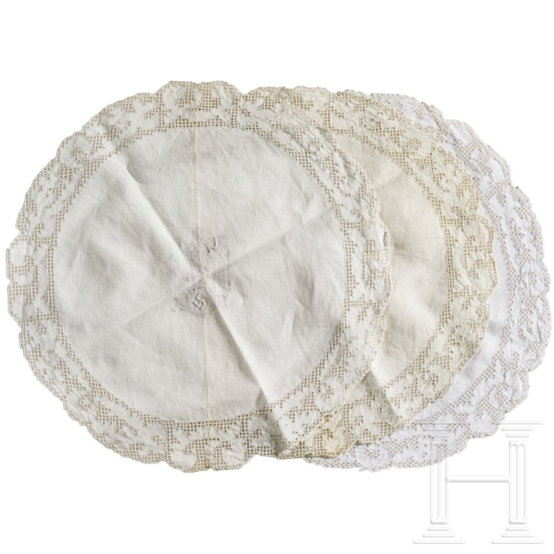 Adolf Hitler - three small tablecloths: Adolf Hitler - three small tableclothsDrei weiße runde Tischdecken, gefertigt aus feinem Leinen, im Zentrum das Monogramm (Hoheitsadler mit Initialen "AH"), der Rand dekoriert mit Spitzen, Durchmesse