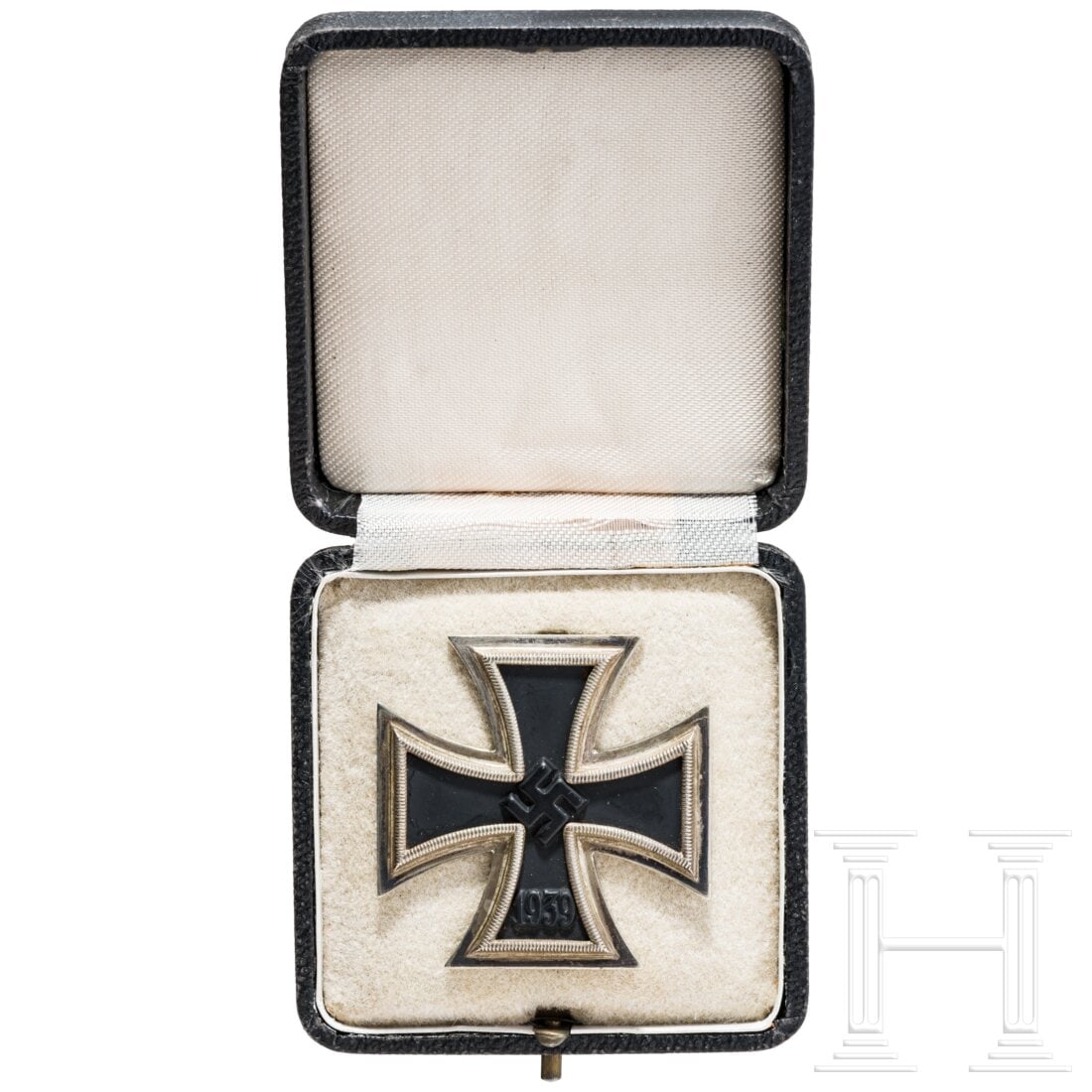 A cased 1939 Iron Cross 1st Class, manufacturer Paul Meybauer: A cased 1939 Iron Cross 1st Class, manufacturer Paul MeybauerGeschwärzter Eisenkern, versilberte Zarge, Hersteller-Punzierung "7" auf der Nadel (Paul Meybauer), im orig. Verleihungsetui.Condition: II