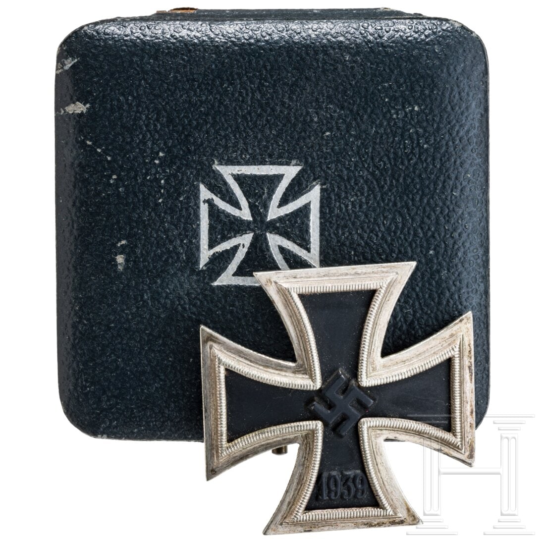 1939 Iron Cross 1st Class with a green case of issue, manufacturer L/13: 1939 Iron Cross 1st Class with a green case of issue, manufacturer L/13Geschwärzter Eisenkern, typische 3-teilige Fertigung, bauchige Nadel mit Herstellerpunze „L/13" (Paul Meybauer, Berlin). Im se