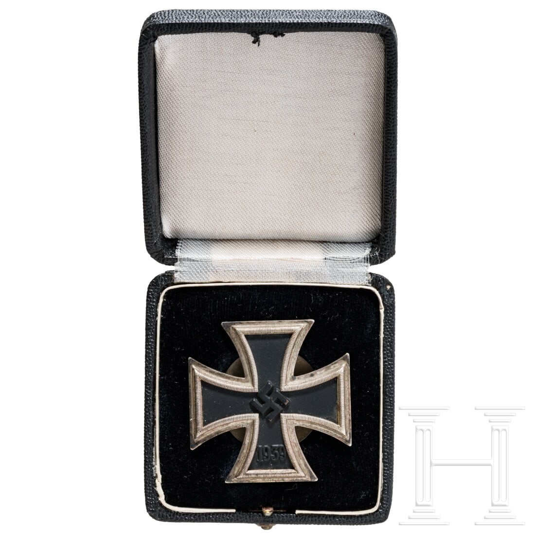 A cased 1939 Iron Cross 1939 1st Class on screw-back, manufacturer L/52 (1 of 2)