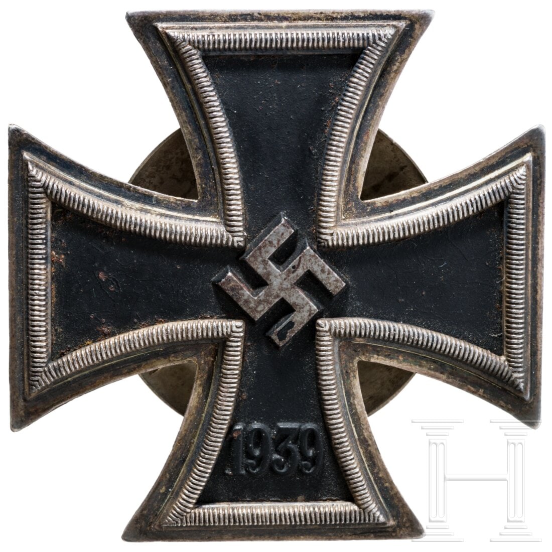 A 1939 Iron Cross 1st Class on screw-back, with silver hallmark: A 1939 Iron Cross 1st Class on screw-back, with silver hallmarkDreiteilige Fertigung, Eisenkern, originale Lackierung, ohne Hersteller, rückseitige Silberpunze "800" (geprüft), sehr selten zu finden