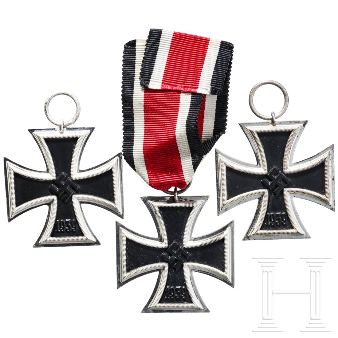 Three Iron Crosses 1939, 2nd class: Three Iron Crosses 1939, 2nd classJeweils mit geschwärztem Eisenkern in frostig versilberter Zarge mit poliertem Rand, unpunziert, eines mit Band.Condition: I - II
