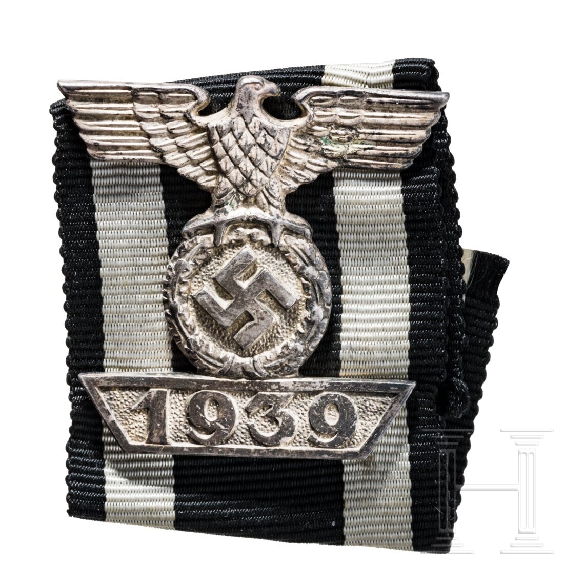 A "Spange 1939" for the Iron Cross 2nd class: A "Spange 1939" for the Iron Cross 2nd classVersilberte Buntmetallausführung mit polierten Details, mit vier flachen Splinten auf EK-Band befestigt. Condition: II