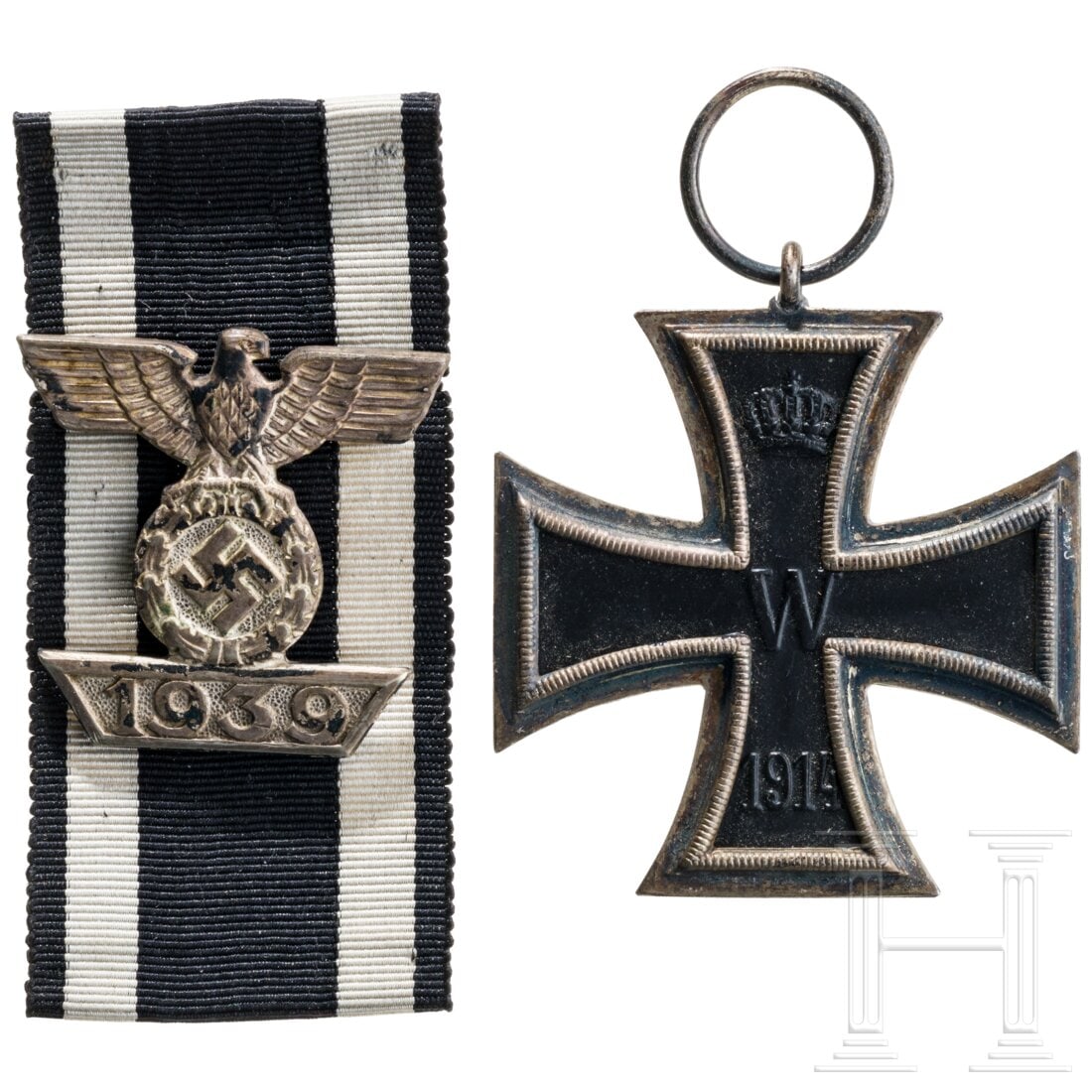 A "Spange 1939" for the Iron Cross 2nd class: A "Spange 1939" for the Iron Cross 2nd classVersilberte Buntmetallausführung. Zwei der rs. Splinte ergänzt, zwei fehlen. Dazu ein EK 2 von 1914 ohne Band. Condition: II -