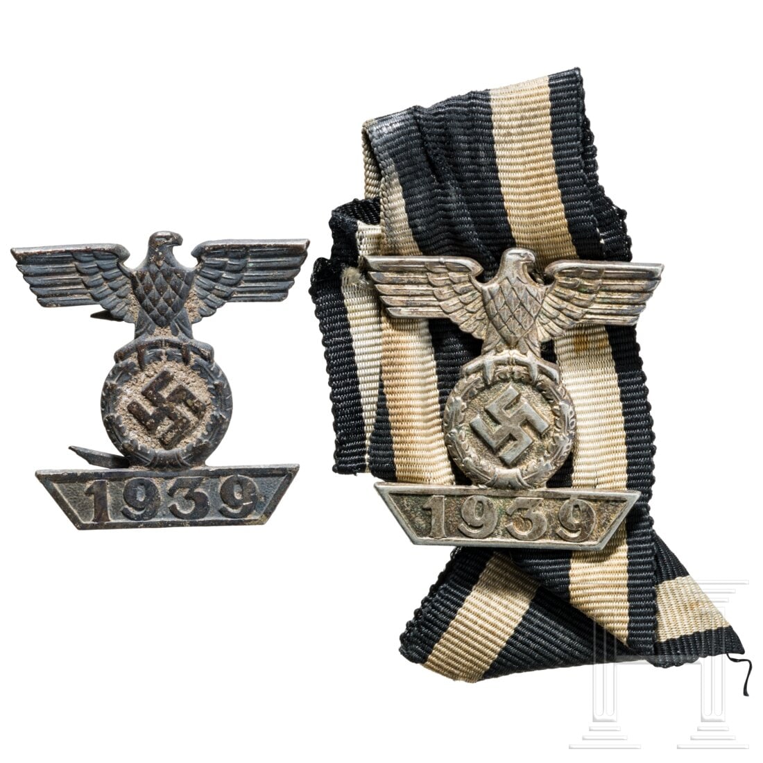 Two "Spangen 1939" for the EK 2 of 1914: Two "Spangen 1939" for the EK 2 of 1914Eine in versilberter Buntmetallausführung mit vier Splinten auf dem Band befestigt, die 2te in migrierter Feinzinkausführung mit vier Splinten, ohne Band.
