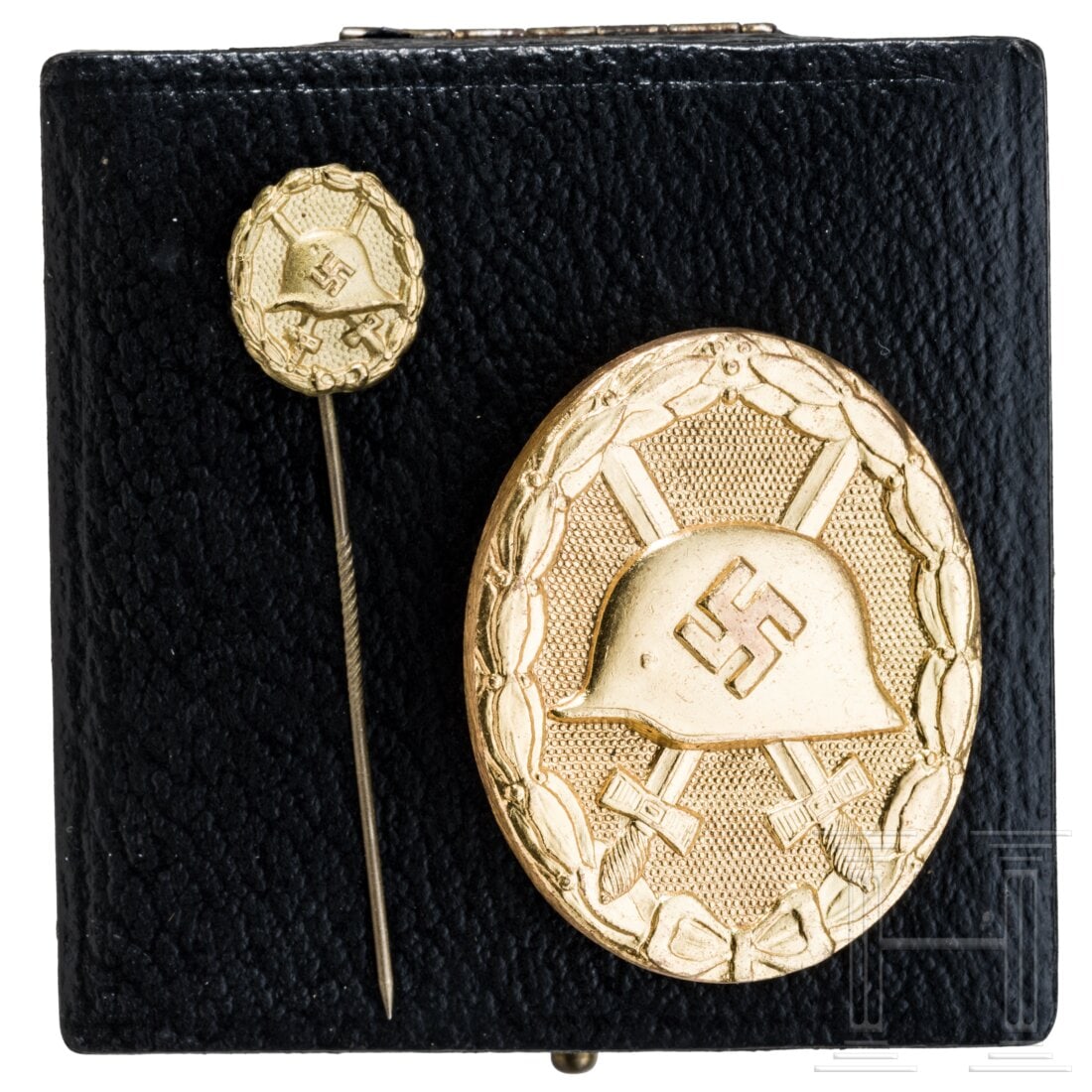 A cased Wound Badge in Gold, manufacturer Hauptmünzamt Wien: A cased Wound Badge in Gold, manufacturer Hauptmünzamt WienBuntmetall vergoldet, im originalen Verleihungsetui, Hersteller-Etikett im Boden "Hauptmünzamt Wien III". Anbei die Miniaturnadel, 1.