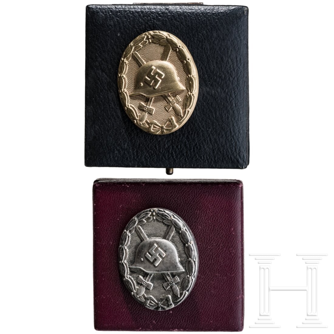 A cased Wound badge in gold and in silver: A cased Wound badge in gold and in silverJeweils Buntmetallausführungen, die Goldstufe punziert "30" (= Hauptmünzamt Wien), im schwarzen Verleihungsetui, die Silberstufe in der bordeauxroten