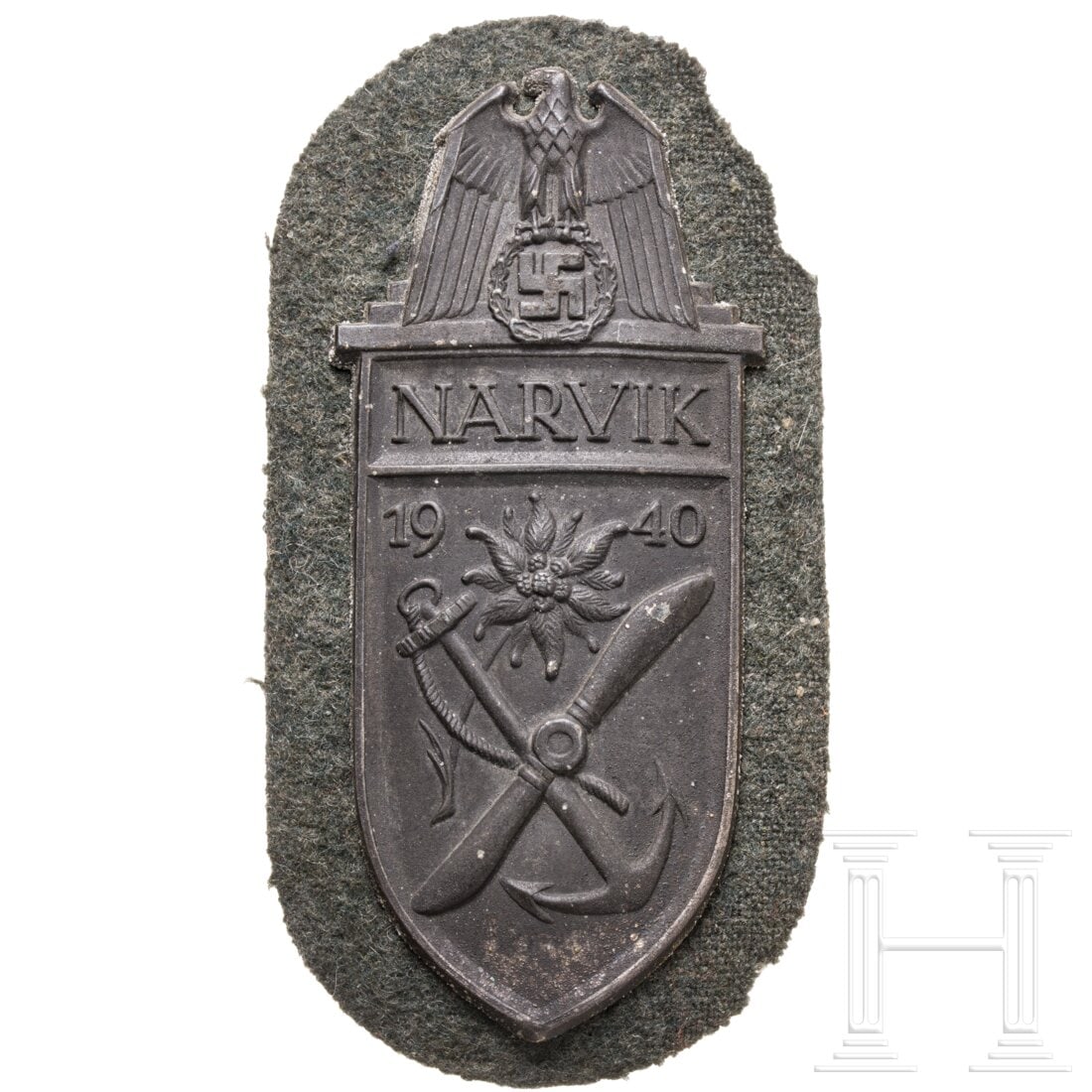 A Narvik Shield in silver for army members: A Narvik Shield in silver for army membersIn Resten versilberte Feinzinkausführung (migriert) für Heeresangehörige auf feldgrauer Stoffunterlage (Fehlstelle rechts oben), nicht magnetische