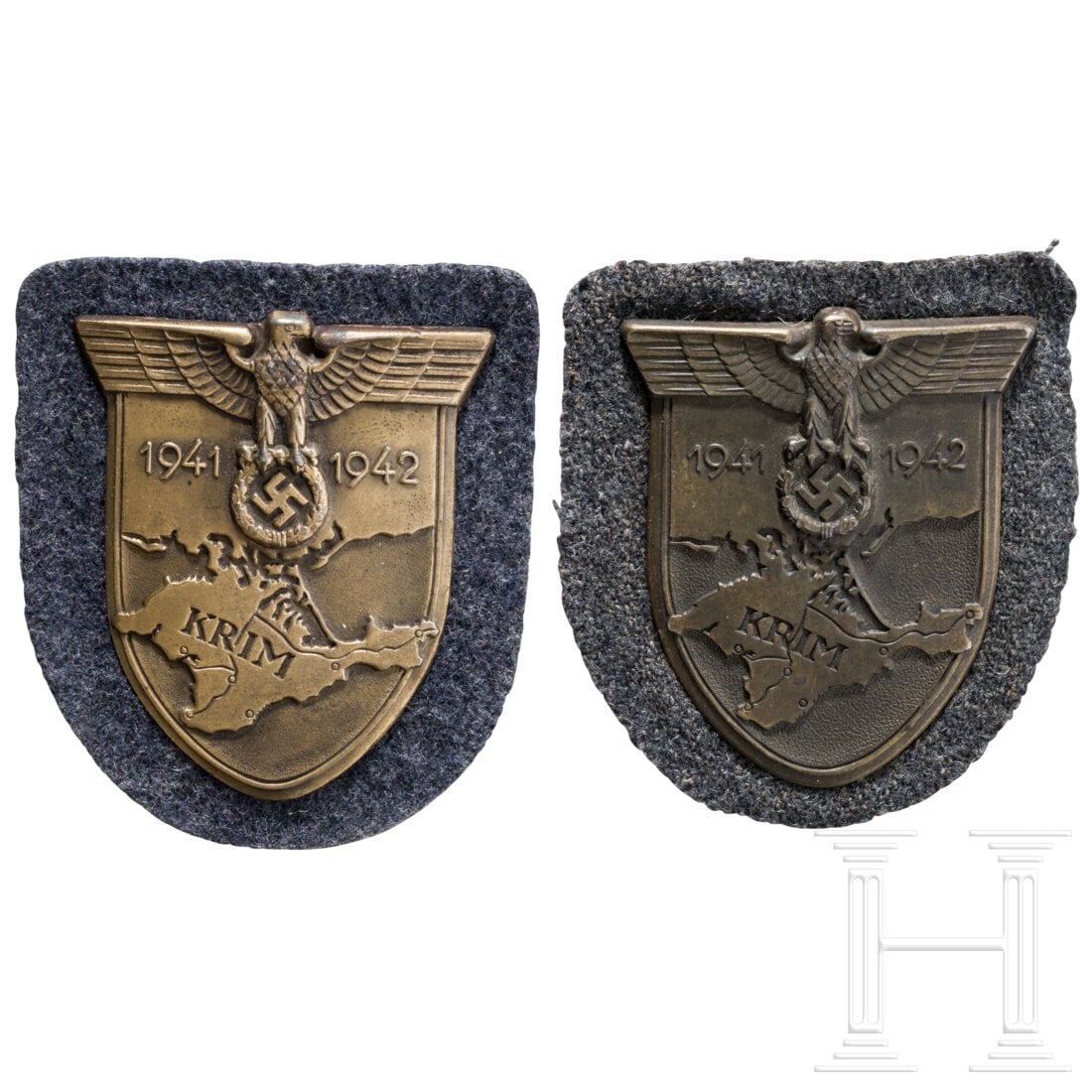 Two Krim Shields on Luftwaffe cloth: Two Krim Shields on Luftwaffe clothEisen, bronziert auf Luftwaffenstoff, komplett mit Rückenplatte und Papierabdeckung, die Splinte vollständig. Ein weiteres Ärmelschild Krim, Eisen bronziert auf