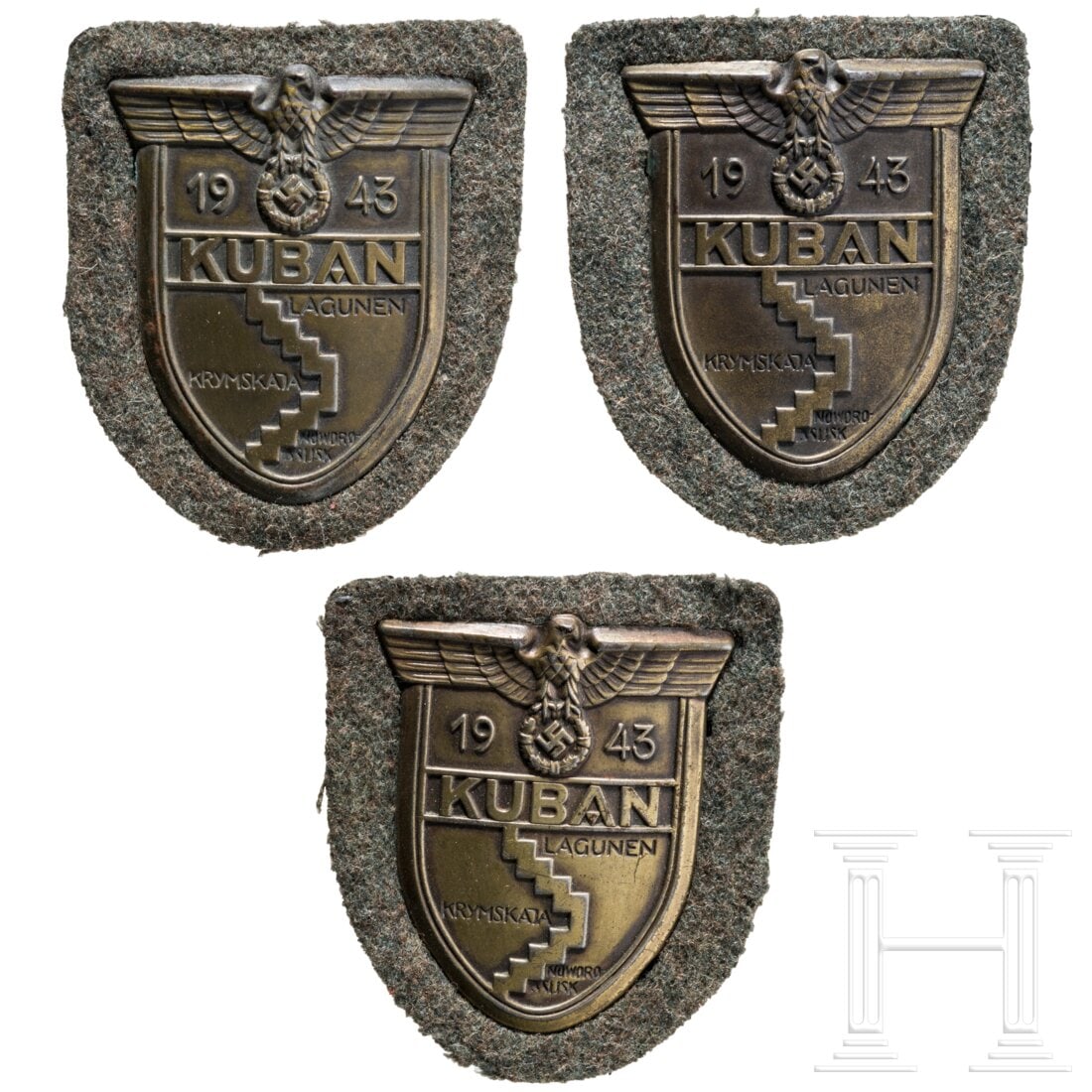 Three Kuban Shields: Three Kuban ShieldsEisen bronziert auf feldgrauer Tuchunterlage, komplett mit Rückenplatte und Papierabdeckung.Condition: II