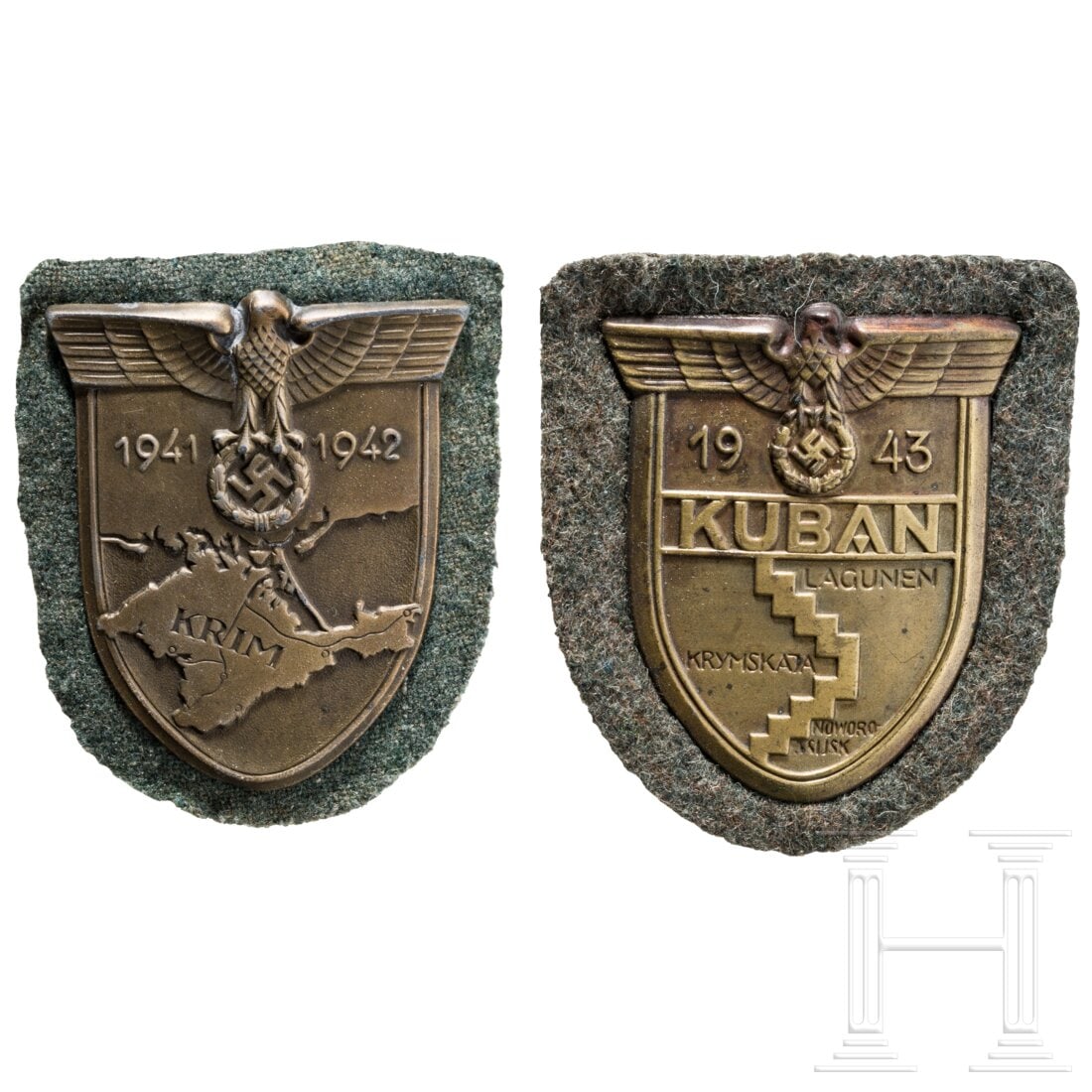 Two campaign shields: Two campaign shieldsKrimschild und Kubanschild, jeweils in bronzierter Ausführung auf Heeresstoff mit Gegenplatte und Resten der Papierabdeckung. Condition: II