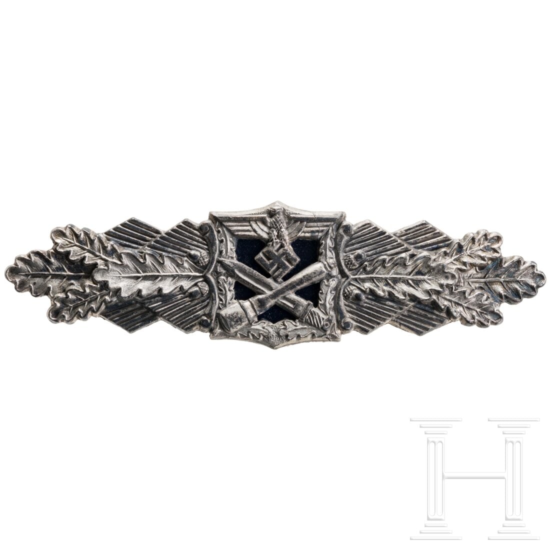 A Close Combat Clasp in Silver made by A.G.M.u.K. in Gablonz.: A Close Combat Clasp in Silver made by A.G.M.u.K. in Gablonz.Versilberte Feinzinkausführung mit sechsfach vercrimptem, geschwärztem Eisenplättchen, rs. bauchiger Horizontalnadel sowie reliefiert "F