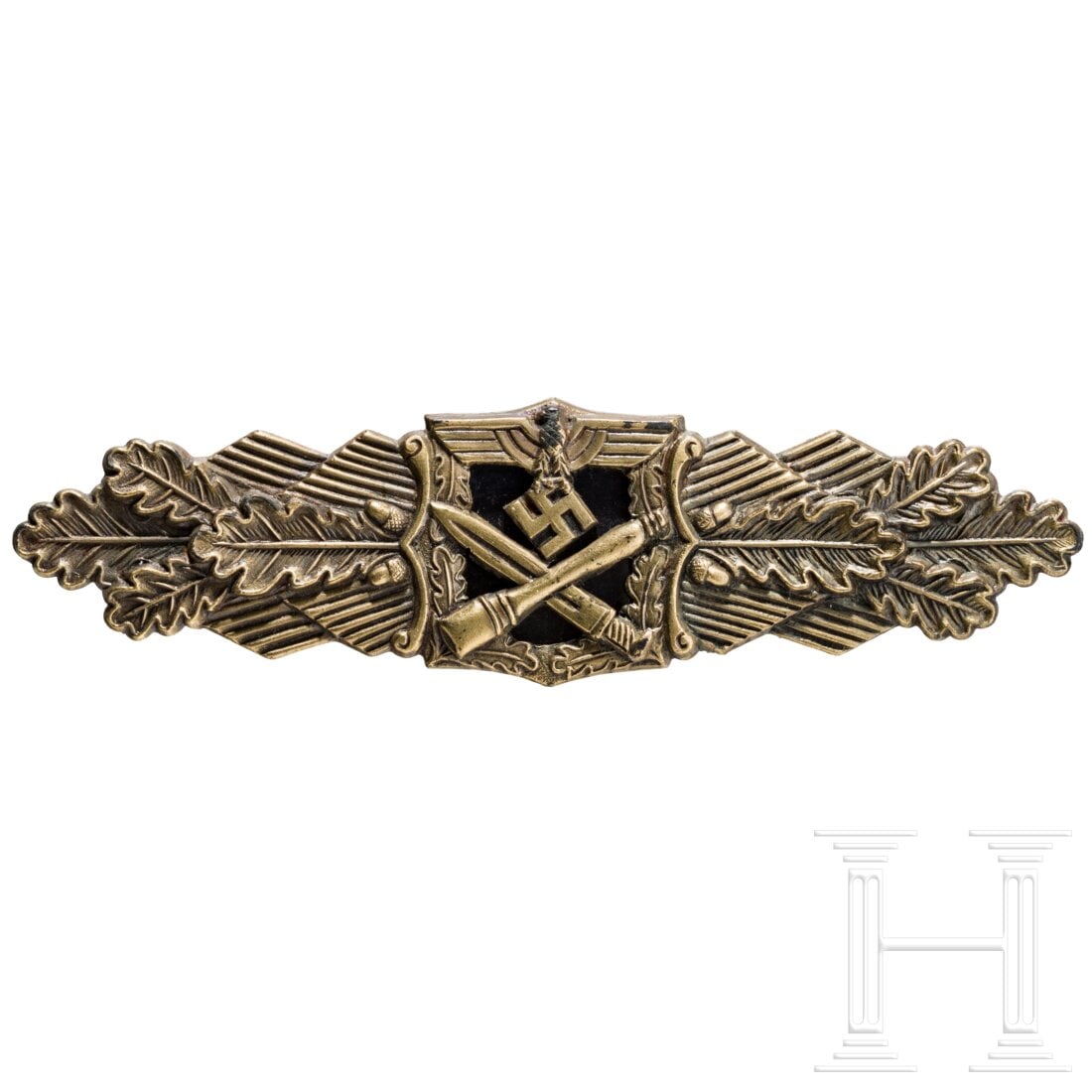 A Close Combat Clasp in Bronze: A Close Combat Clasp in BronzeBronzierte Feinzinkausführung mit vierfach vercrimptem, geschwärztem Eisenplättchen, rs. bauchiger, gekehlter, eiserner Horizontalnadel. Unsigniert, mit den für Desch