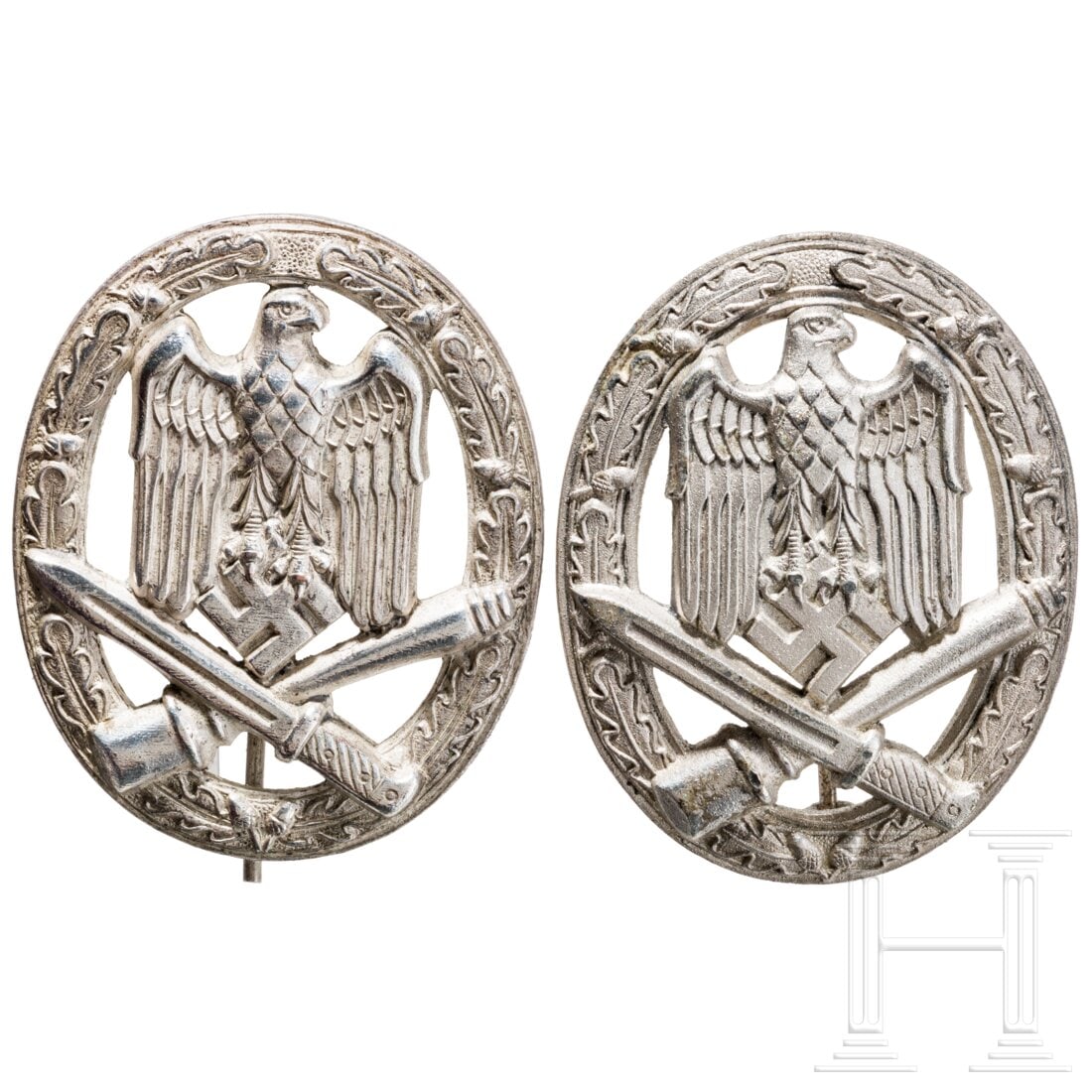 Two General Assault Badges: Two General Assault BadgesJeweils massive versilberte Feinzinkfertigungen mit vertikalen Drahtnadeln, eines mit polierten Details. Condition: II