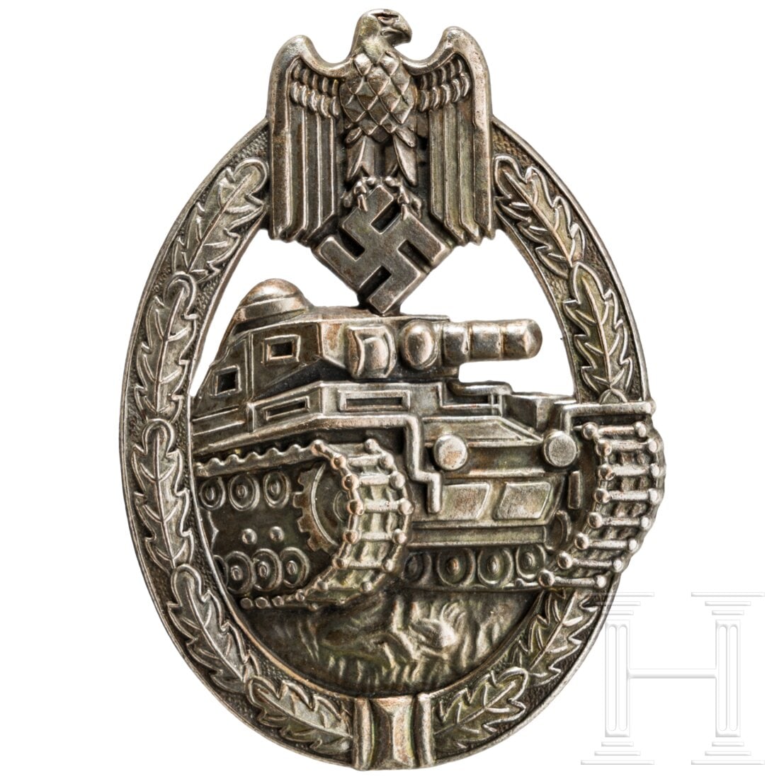 A Tank Assault Badge in Silver: A Tank Assault Badge in SilverHohlgeprägte, versilberte Buntmetall- oder Neusilberausführung mit rs. vertikaler Drahtnadel, unsigniert. Condition: II +