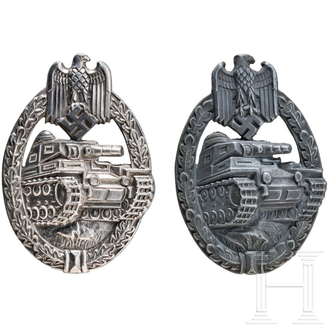 Two Tank Assault Badges in Silver: Two Tank Assault Badges in SilverJeweils unsignierte versilberte Feinzinkausführung mit rs. vertikaler Drahtnadel, eines massiv, mit überdurchschnittlich gut erhaltener Versilberung, das andere hohl