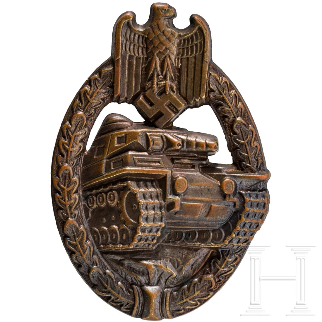 A Tank Assault Badge in Bronze: A Tank Assault Badge in BronzeHohlgeprägte Buntmetallausführung mit überdurchschnittlich gut erhaltener Bronzierung/Tönung (zaponiert?), rs. vertikale Drahtnadel, unsigniert. Condition: II +