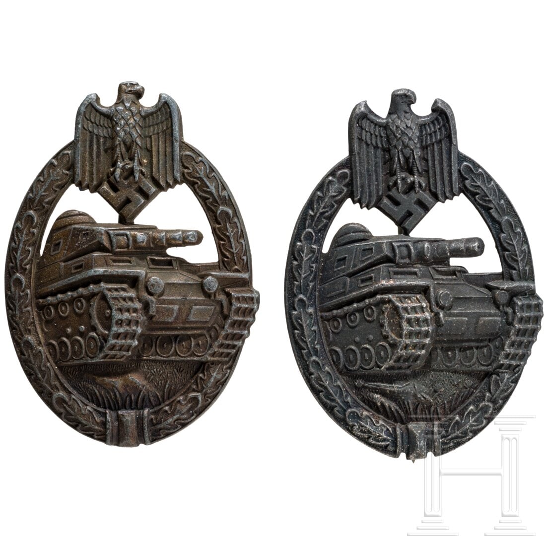 Two Panzer Assault Badges: Two Panzer Assault BadgesEines in Bronze in massiver, unsignierter, Feinzinkausführung mit rs. vertikalen Nadelsystem. Das zweite in Silber, in hohlgeprägter, unsignierter, Ausführung mit rs. verti